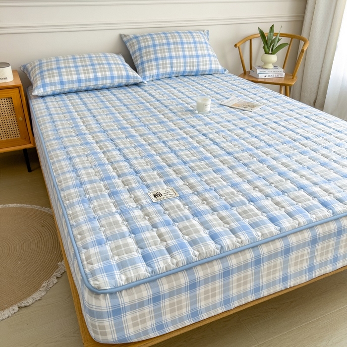 91家纺网 家纺一手货源 找家纺 蕾诺家纺 2026新款色织水洗棉棉花夹棉床笠保护套 心语蓝