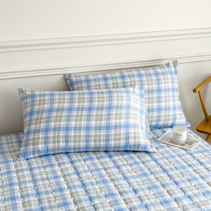 91家纺网 家纺一手货源 找家纺 蕾诺家纺 2026新款色织水洗棉棉花夹棉床笠保护套 心语蓝