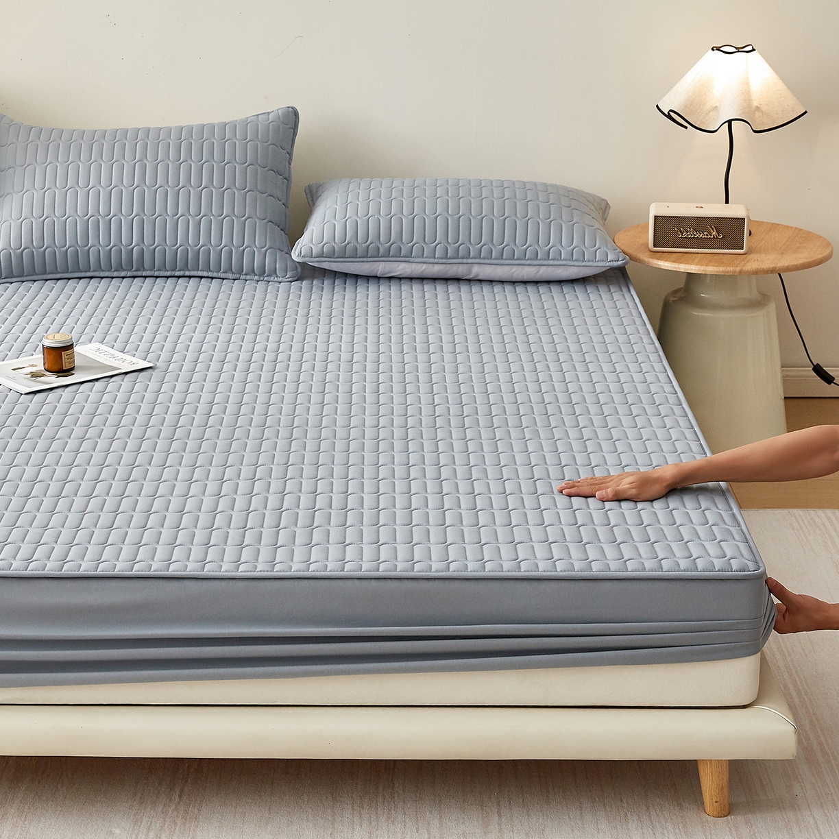 91家纺网 家纺一手货源 找家纺 蕾诺家纺 2026新款菱格水洗棉加厚夹棉床笠保护套 菱格-蓝灰