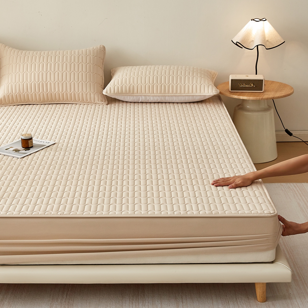 91家纺网 家纺一手货源 找家纺 蕾诺家纺 2026新款菱格水洗棉加厚夹棉床笠保护套 菱格-驼色