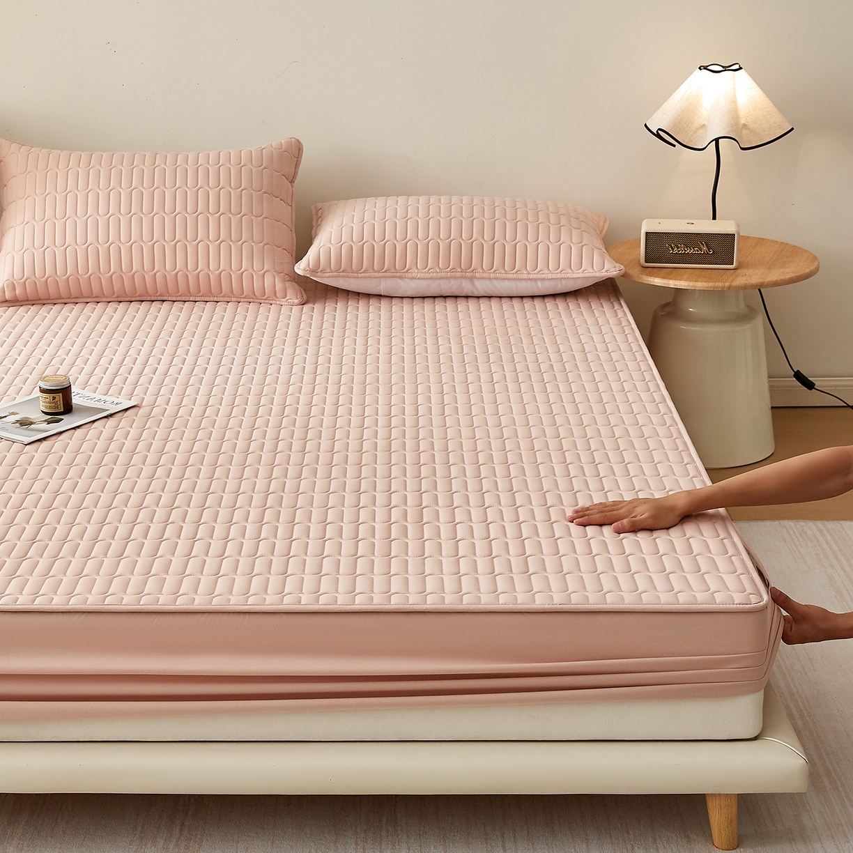 91家纺网 家纺一手货源 找家纺 蕾诺家纺 2026新款菱格水洗棉加厚夹棉床笠保护套 菱格-玉粉