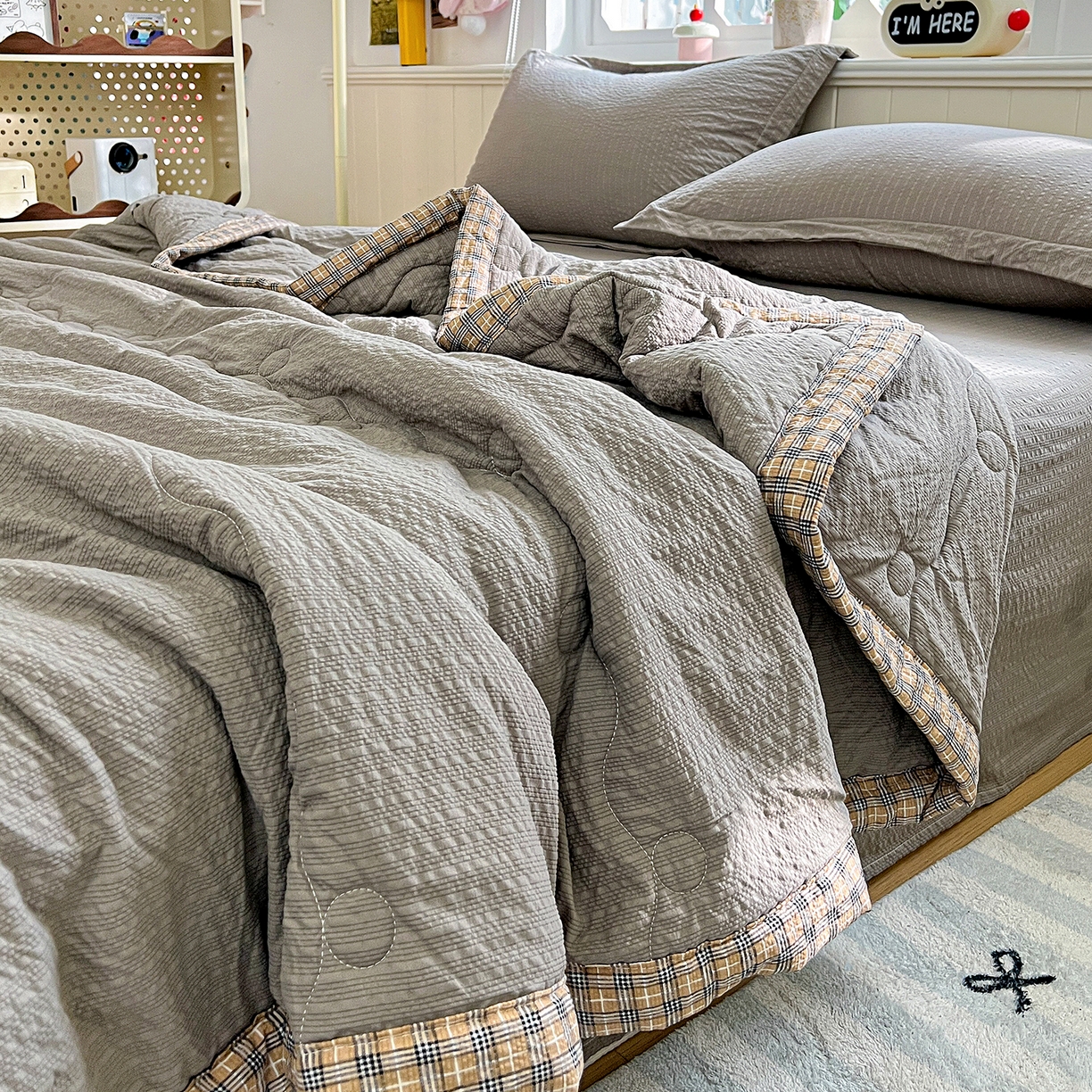 91家纺网 家纺一手货源 找家纺 优承佳生活馆 2026新款超柔泡芙棉烫画棉花夏被（提供买家秀） 泡芙-灰