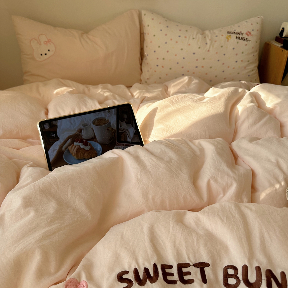 91家纺网 家纺一手货源 找家纺 顾里家纺 2026新款云感皱皱纱卡通贴布绣四件套（会员-3元） 抱抱兔