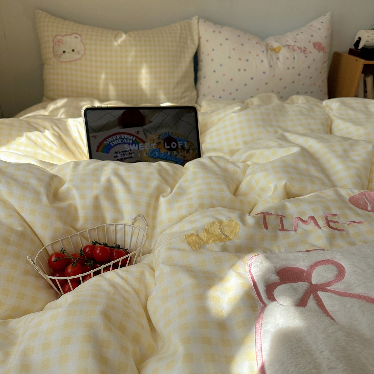 91家纺网 家纺一手货源 找家纺 顾里家纺 2026新款云感皱皱纱卡通贴布绣四件套（会员-3元） 黄格趴猫