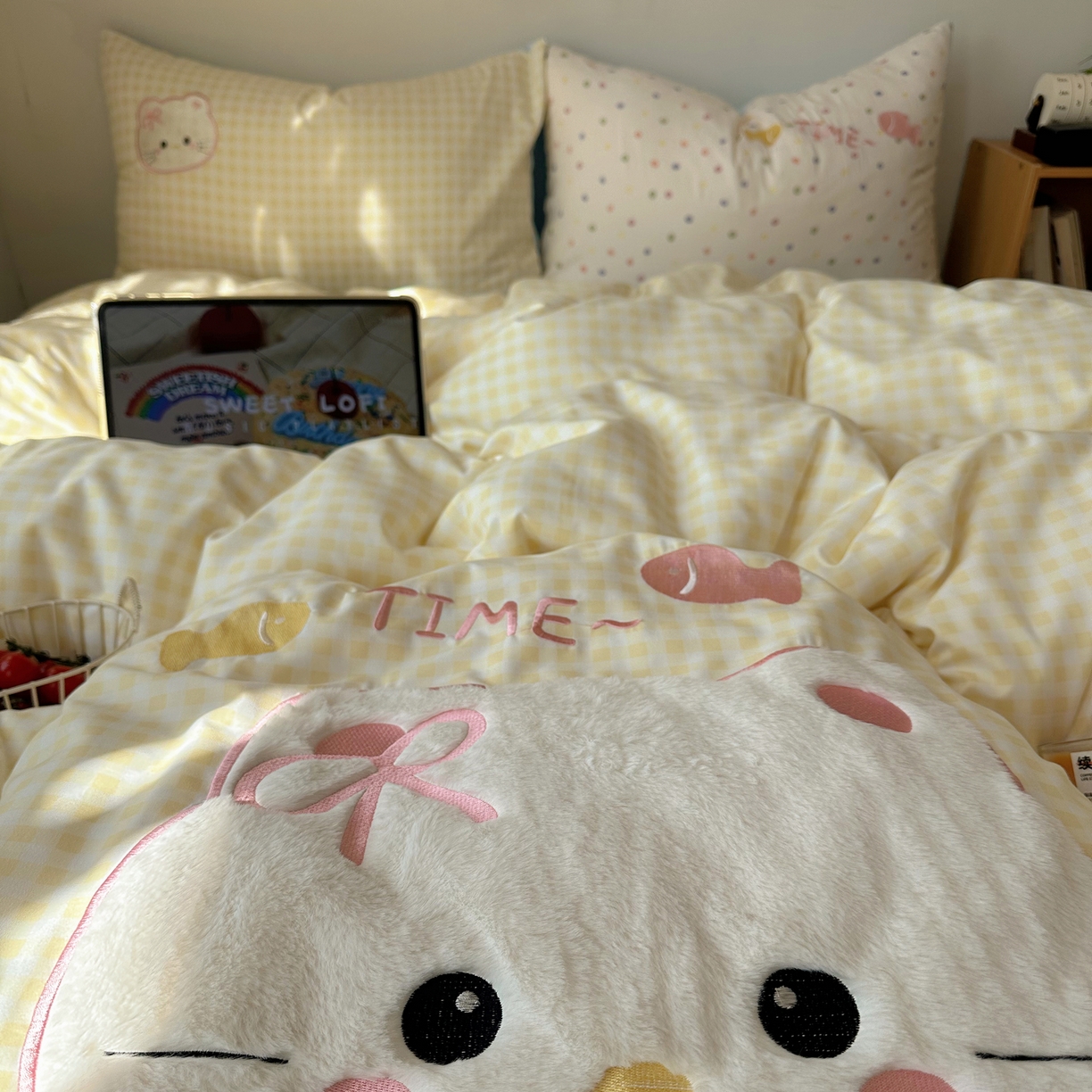 91家纺网 家纺一手货源 找家纺 顾里家纺 2026新款云感皱皱纱卡通贴布绣四件套（会员-3元） 黄格趴猫