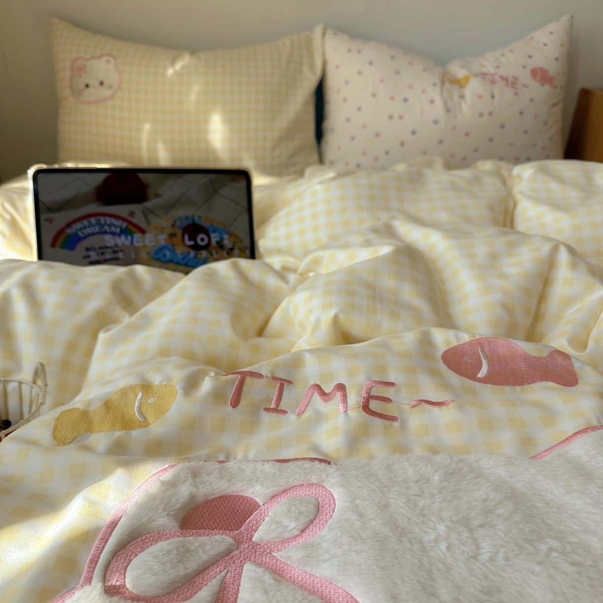 91家纺网 家纺一手货源 找家纺 顾里家纺 2026新款云感皱皱纱卡通贴布绣四件套（会员-3元） 黄格趴猫