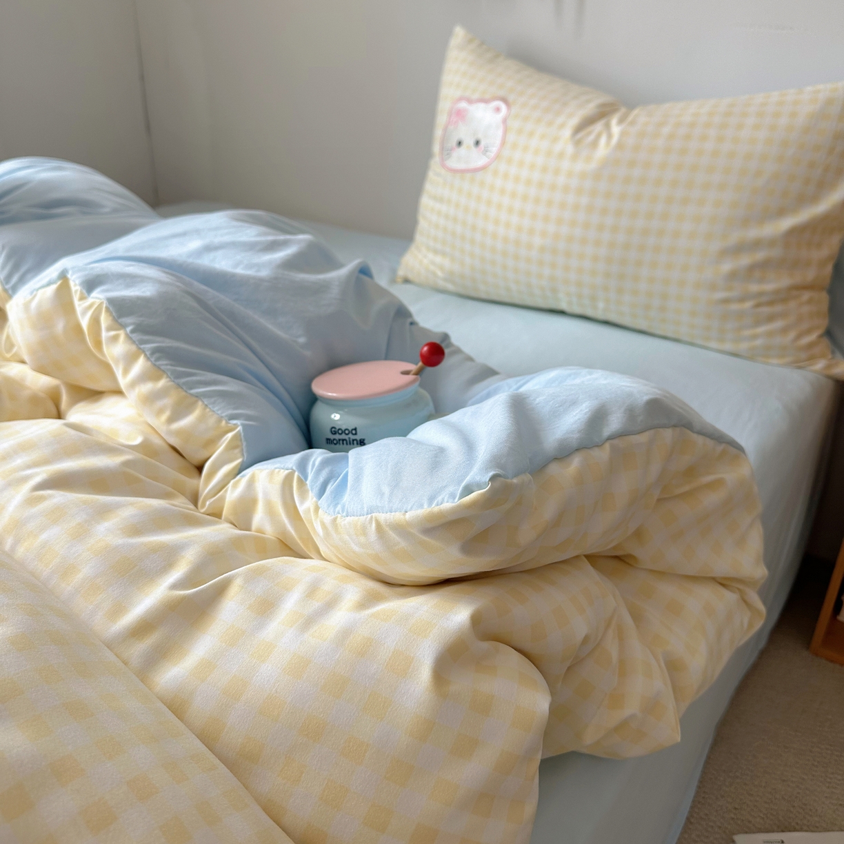 91家纺网 家纺一手货源 找家纺 顾里家纺 2026新款云感皱皱纱卡通贴布绣四件套（会员-3元） 黄格趴猫