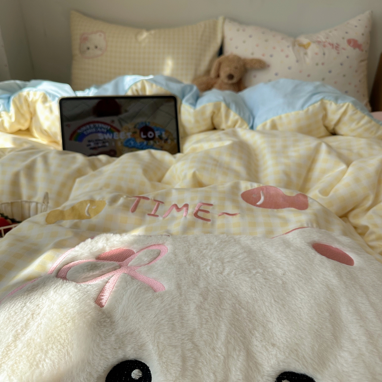 91家纺网 家纺一手货源 找家纺 顾里家纺 2026新款云感皱皱纱卡通贴布绣四件套（会员-3元） 黄格趴猫