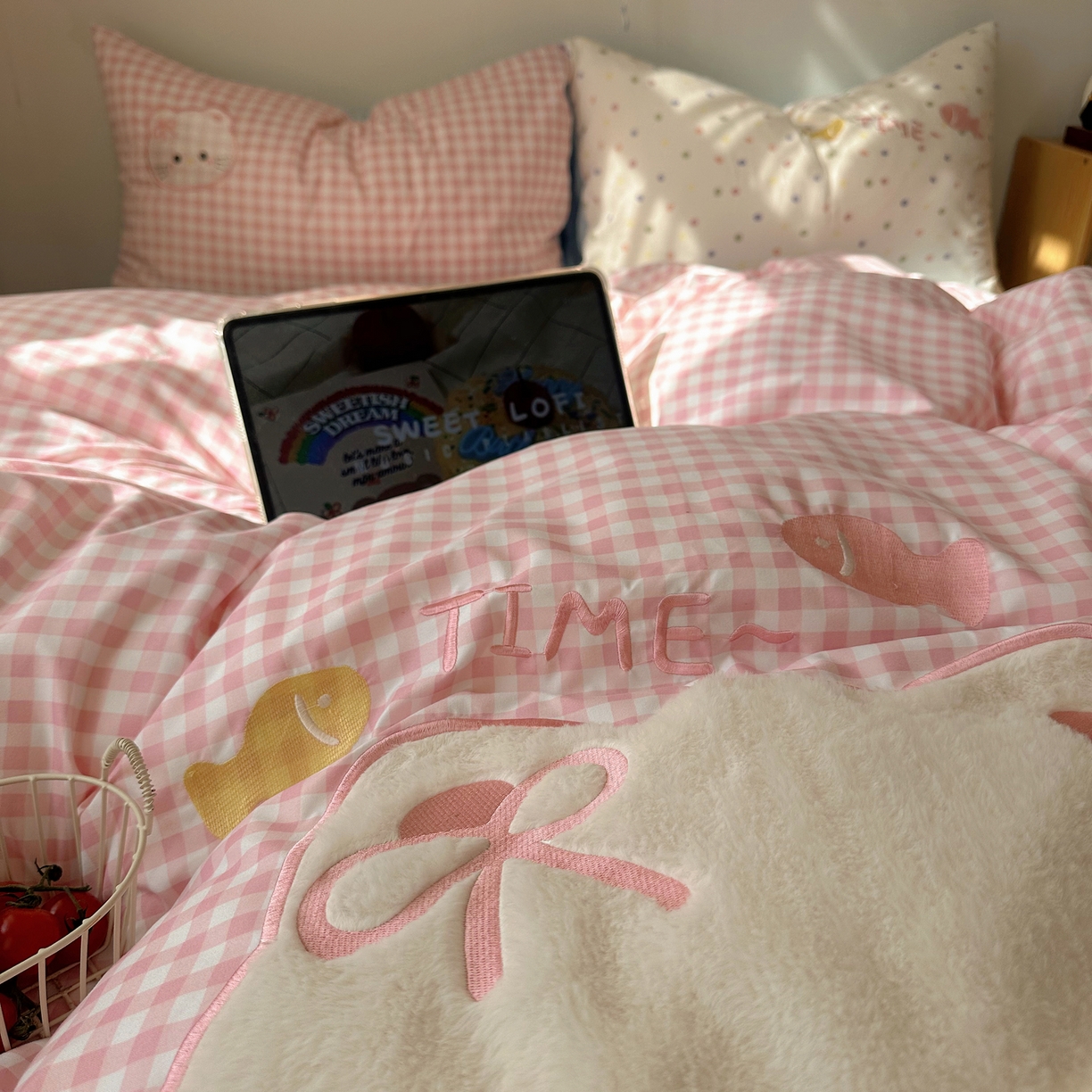 91家纺网 家纺一手货源 找家纺 顾里家纺 2026新款云感皱皱纱卡通贴布绣四件套（会员-3元） 粉格趴猫