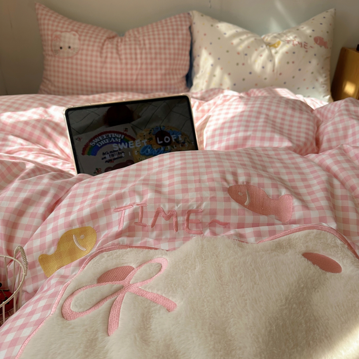 91家纺网 家纺一手货源 找家纺 顾里家纺 2026新款云感皱皱纱卡通贴布绣四件套（会员-3元） 粉格趴猫