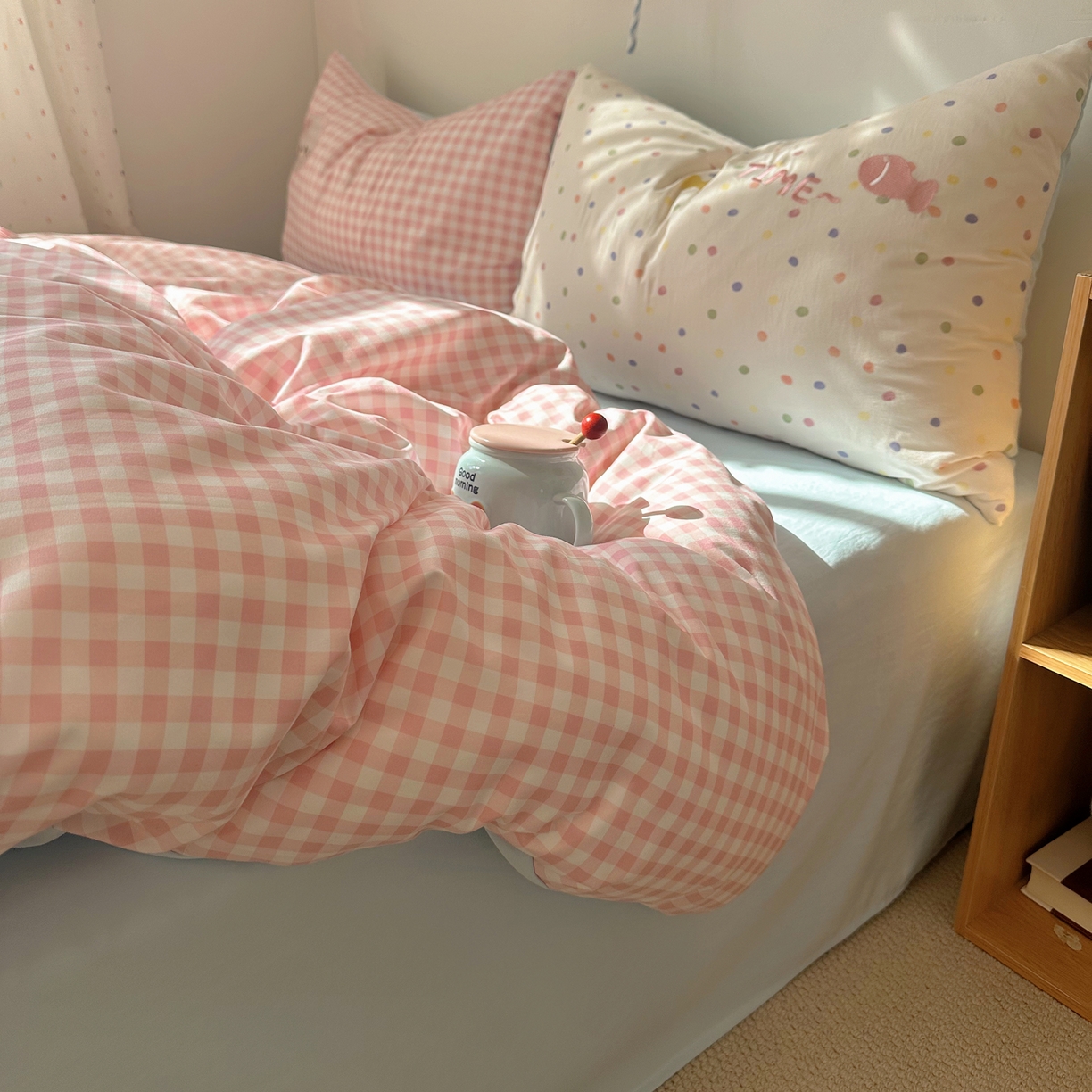 91家纺网 家纺一手货源 找家纺 顾里家纺 2026新款云感皱皱纱卡通贴布绣四件套（会员-3元） 粉格趴猫