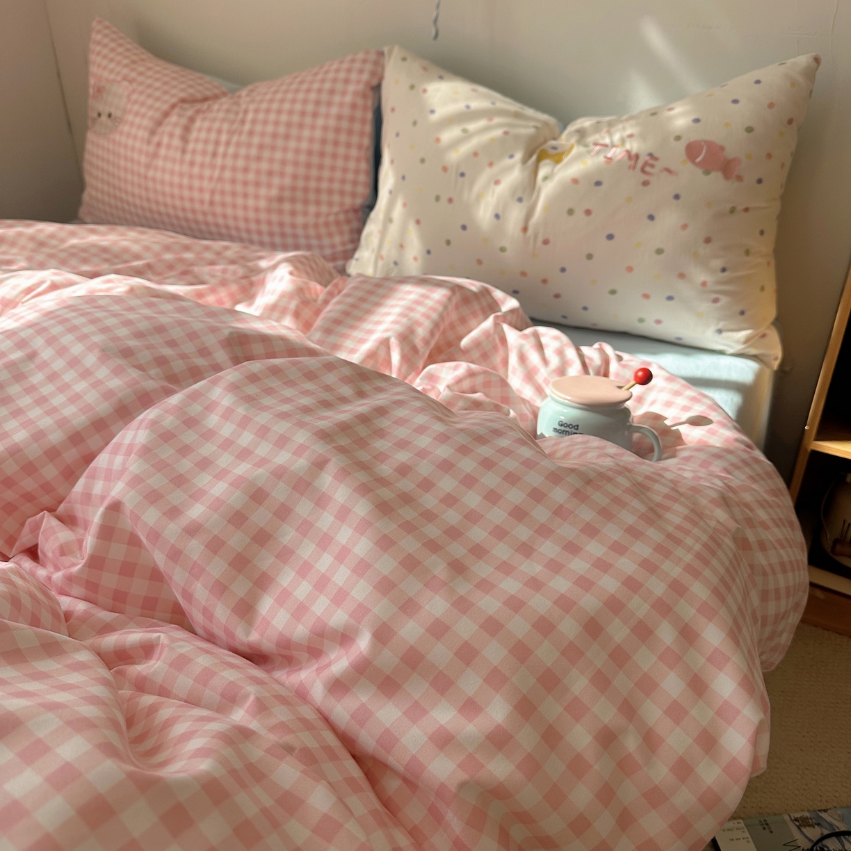 91家纺网 家纺一手货源 找家纺 顾里家纺 2026新款云感皱皱纱卡通贴布绣四件套（会员-3元） 粉格趴猫