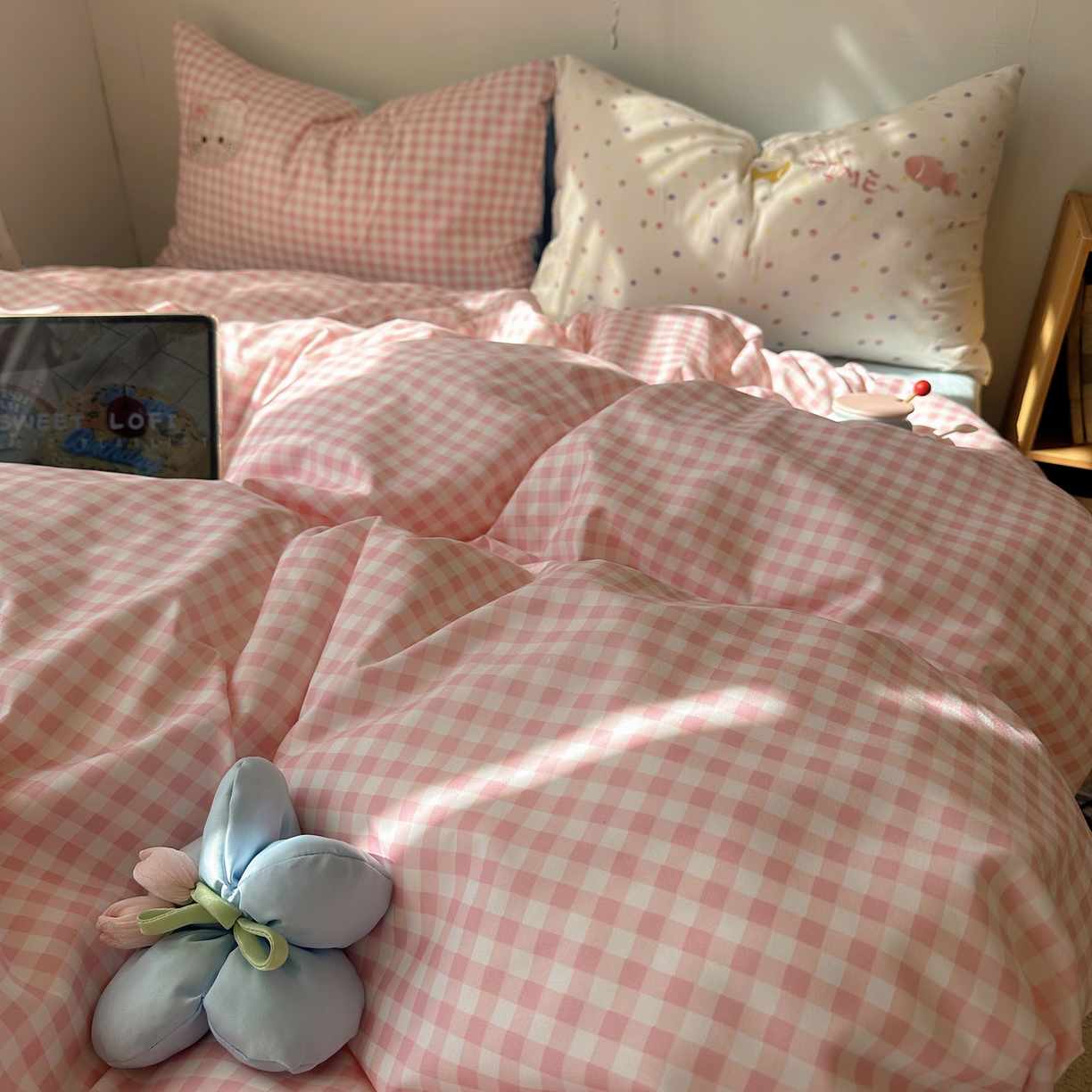 91家纺网 家纺一手货源 找家纺 顾里家纺 2026新款云感皱皱纱卡通贴布绣四件套（会员-3元） 粉格趴猫