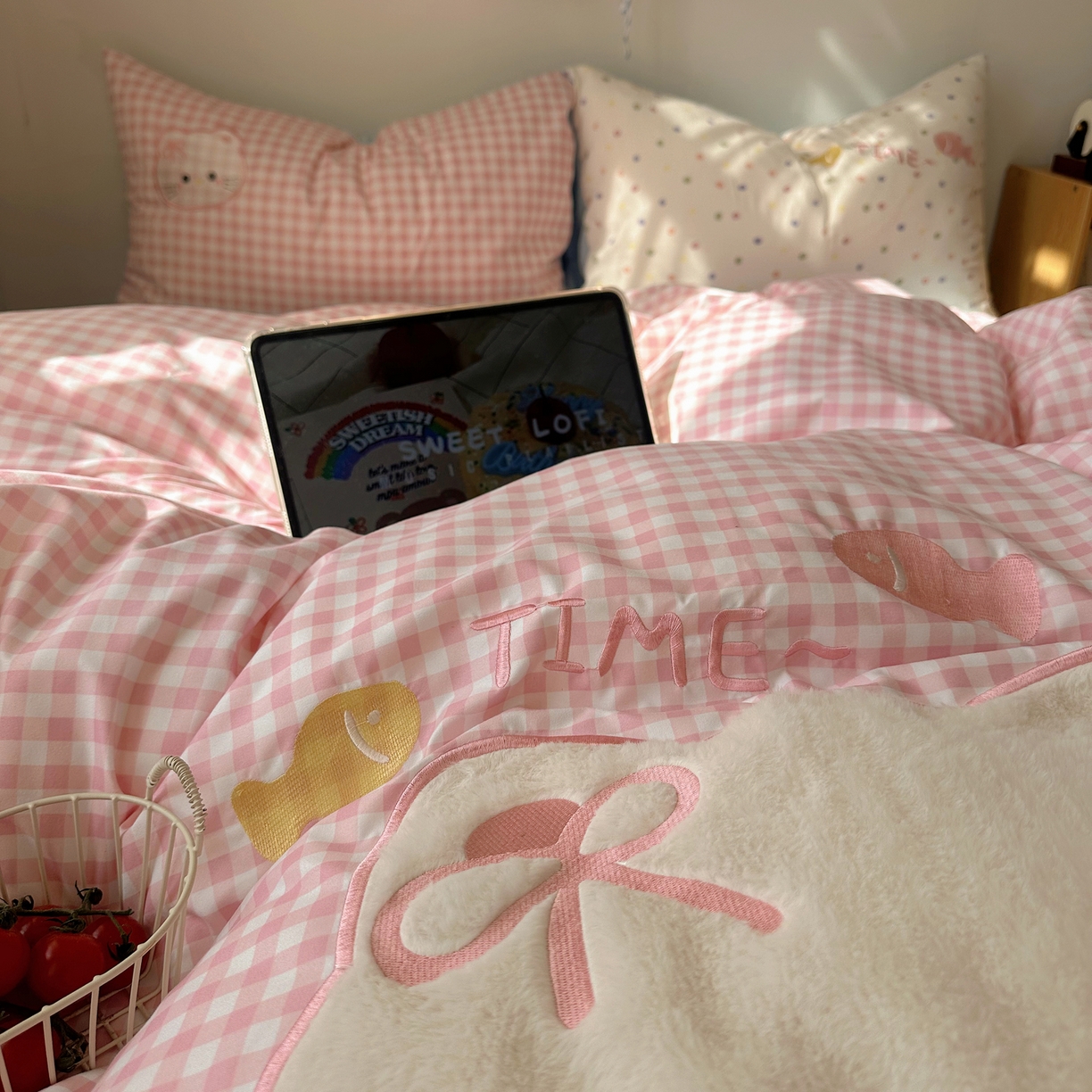 91家纺网 家纺一手货源 找家纺 顾里家纺 2026新款云感皱皱纱卡通贴布绣四件套（会员-3元） 粉格趴猫