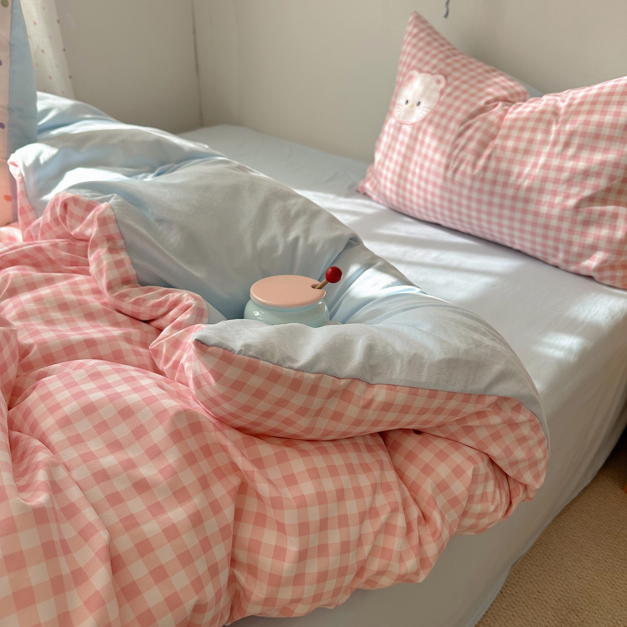 91家纺网 家纺一手货源 找家纺 顾里家纺 2026新款云感皱皱纱卡通贴布绣四件套（会员-3元） 粉格趴猫