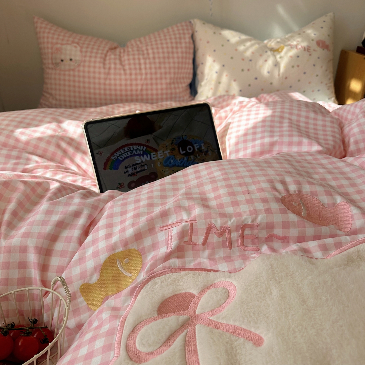 91家纺网 家纺一手货源 找家纺 顾里家纺 2026新款云感皱皱纱卡通贴布绣四件套（会员-3元） 粉格趴猫