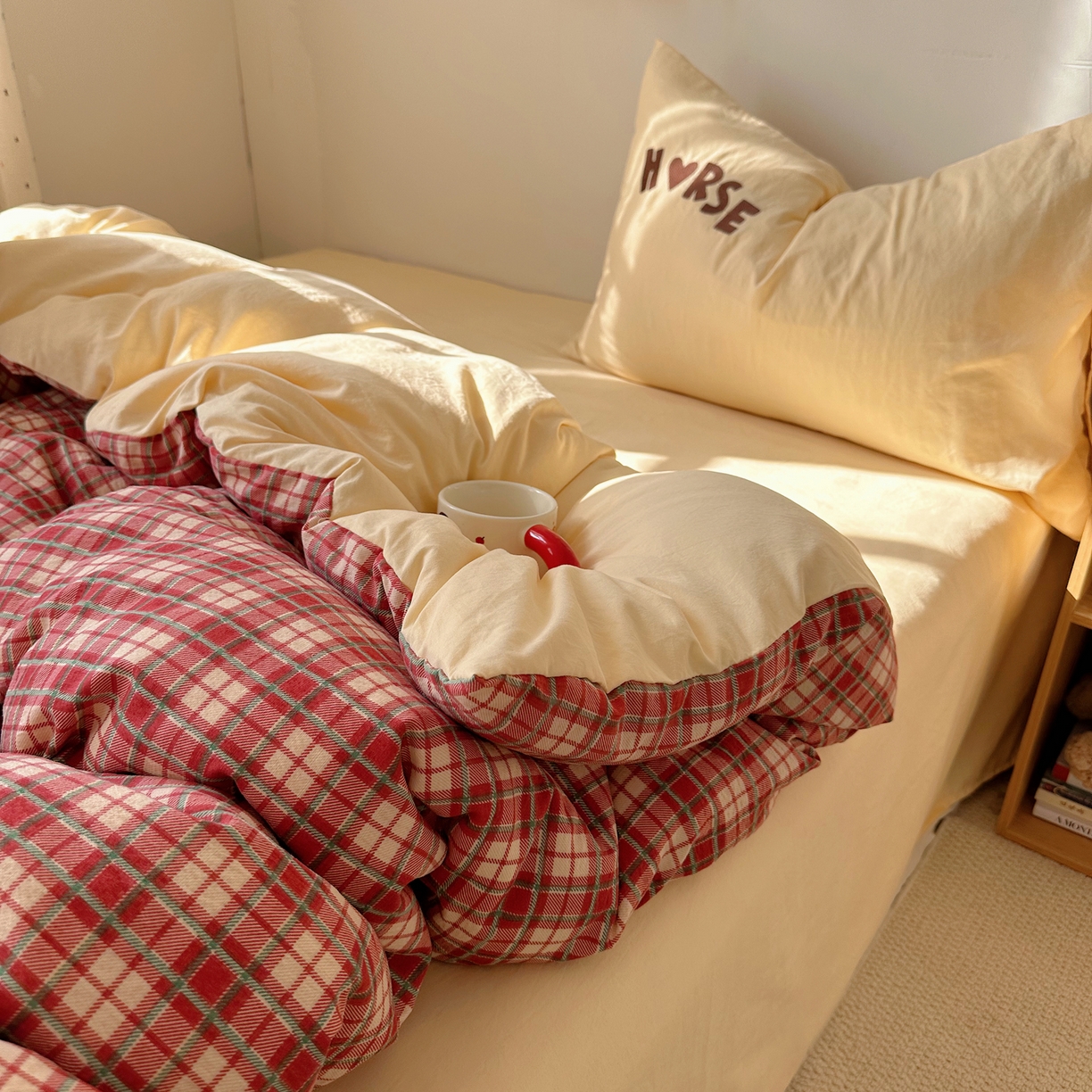 91家纺网 家纺一手货源 找家纺 顾里家纺 2026新款云感皱皱纱卡通贴布绣四件套（会员-3元） 好运发财马