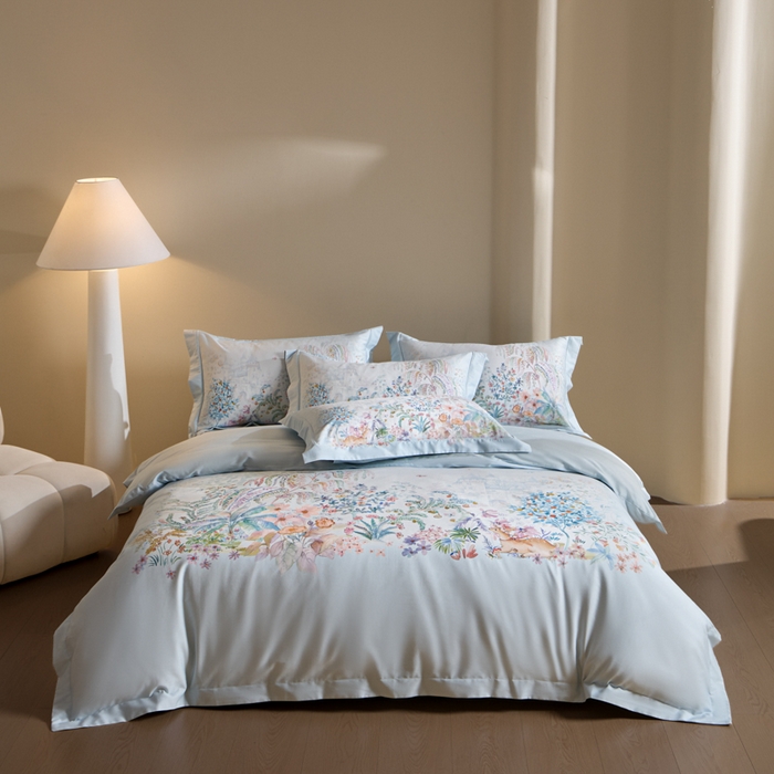 91家纺网 家纺一手货源 找家纺 U品汇 2026新品纯棉全棉平网大版数码印花四件套高端60支长绒棉贡缎埋绳宽边系列 春蔓樱（蓝）