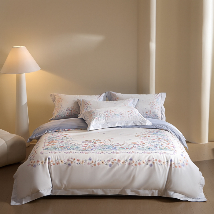 91家纺网 家纺一手货源 找家纺 U品汇 2026新品纯棉全棉平网大版数码印花四件套高端60支长绒棉贡缎埋绳宽边系列 花间逐梦（蓝紫）