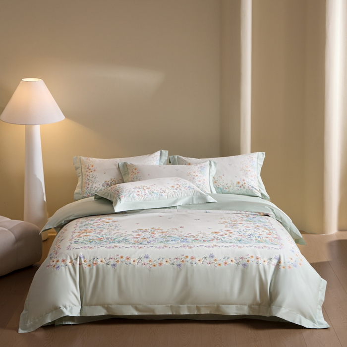 91家纺网 家纺一手货源 找家纺 U品汇 2026新品纯棉全棉平网大版数码印花四件套高端60支长绒棉贡缎埋绳宽边系列 花间逐梦（绿）