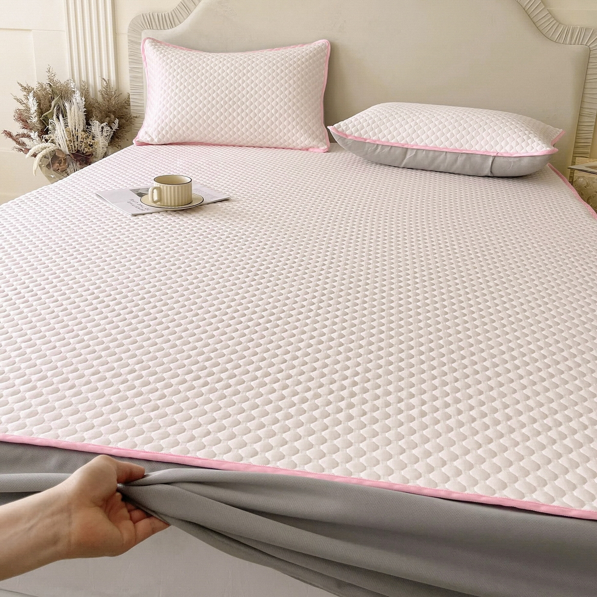 91家纺网 家纺一手货源 找家纺 莱米家纺 2026新款简约纯色凉豆豆软席床笠款凉席 豆豆芭蕾粉