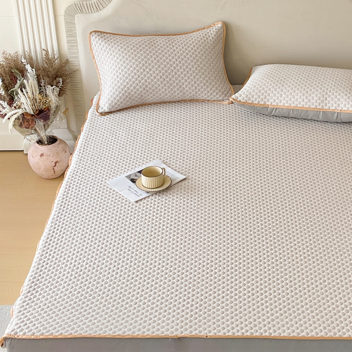 91家纺网 家纺一手货源 找家纺 莱米家纺 2026新款简约纯色凉豆豆软席床笠款凉席 豆豆高级灰