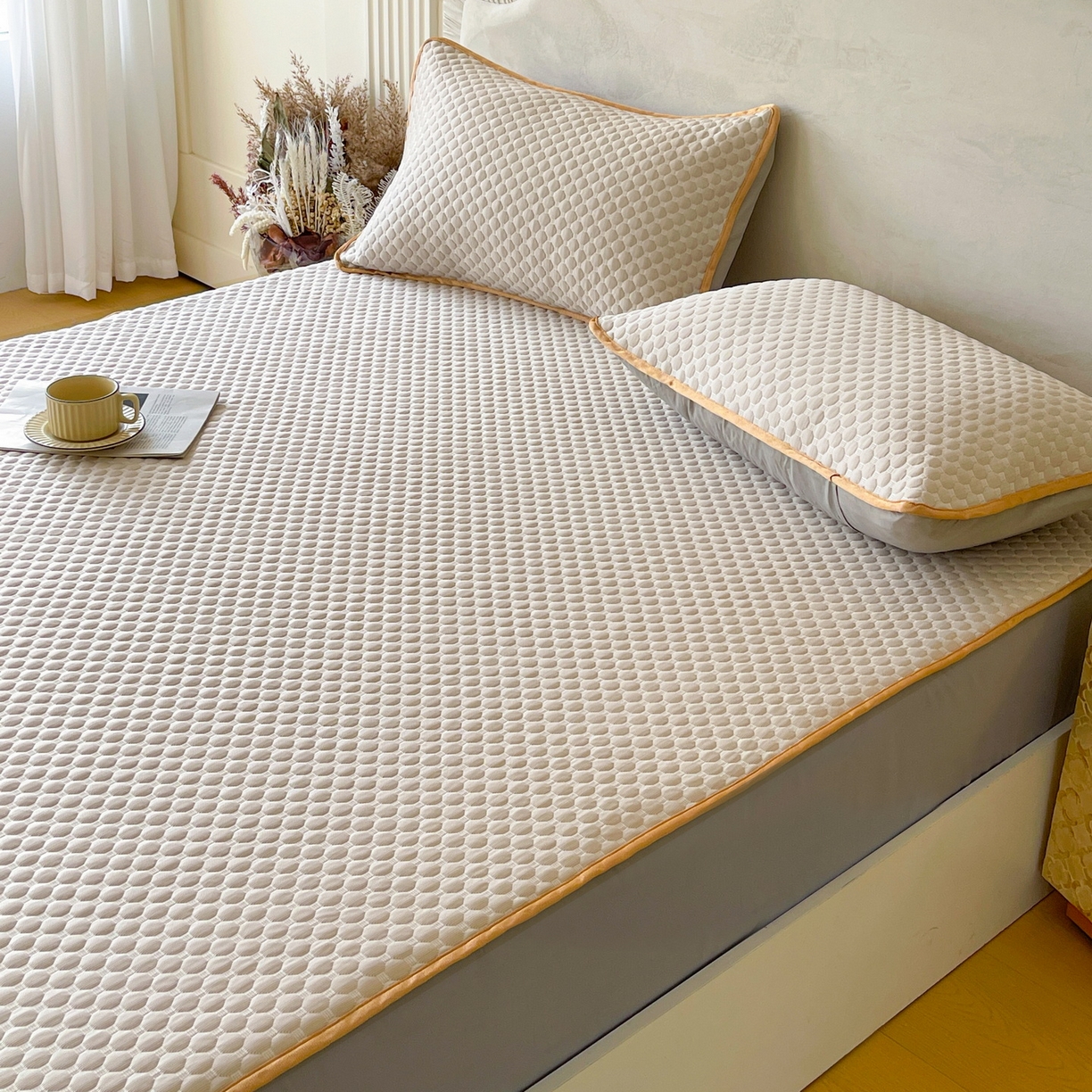 91家纺网 家纺一手货源 找家纺 莱米家纺 2026新款简约纯色凉豆豆软席床笠款凉席 豆豆高级灰