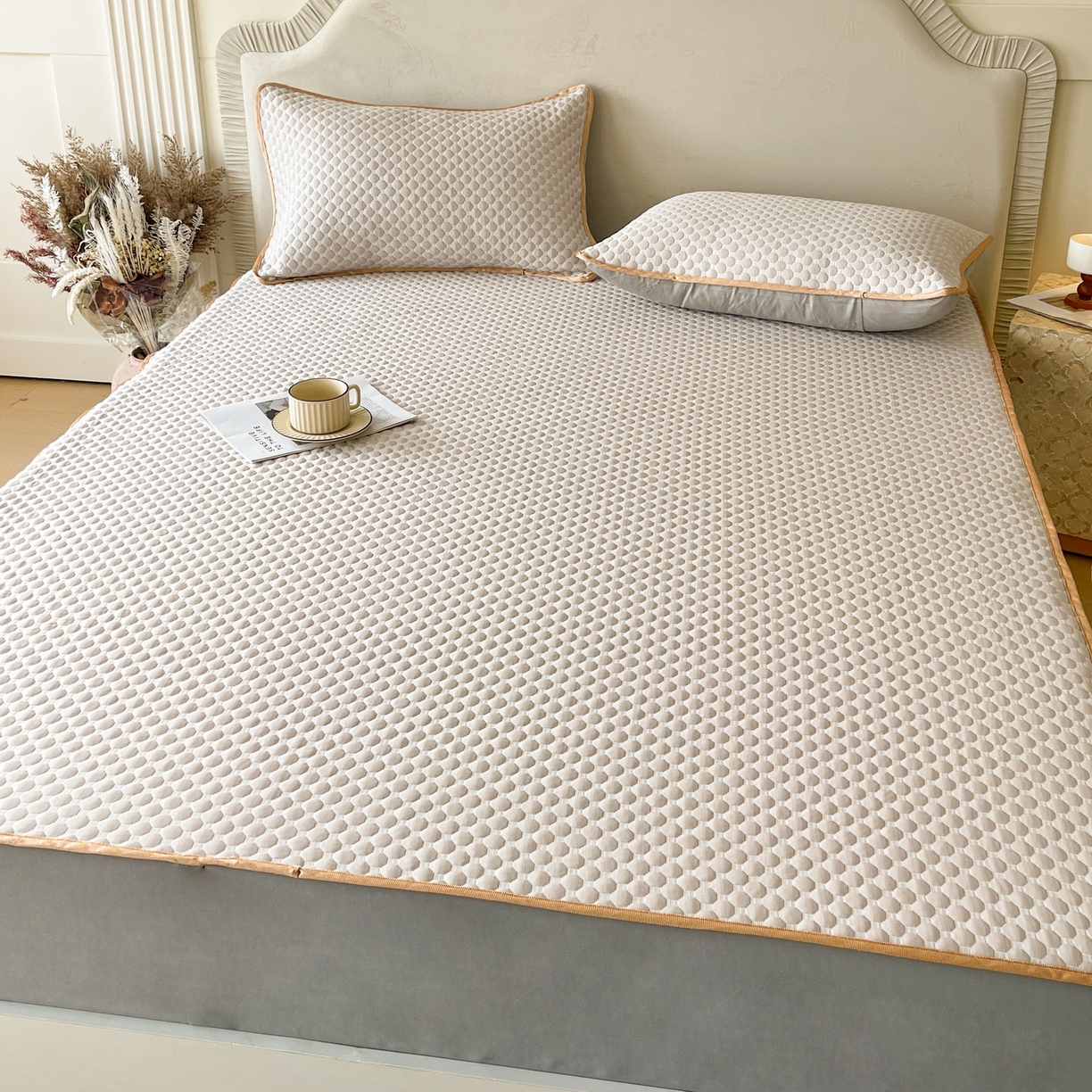 91家纺网 家纺一手货源 找家纺 莱米家纺 2026新款简约纯色凉豆豆软席床笠款凉席 豆豆高级灰