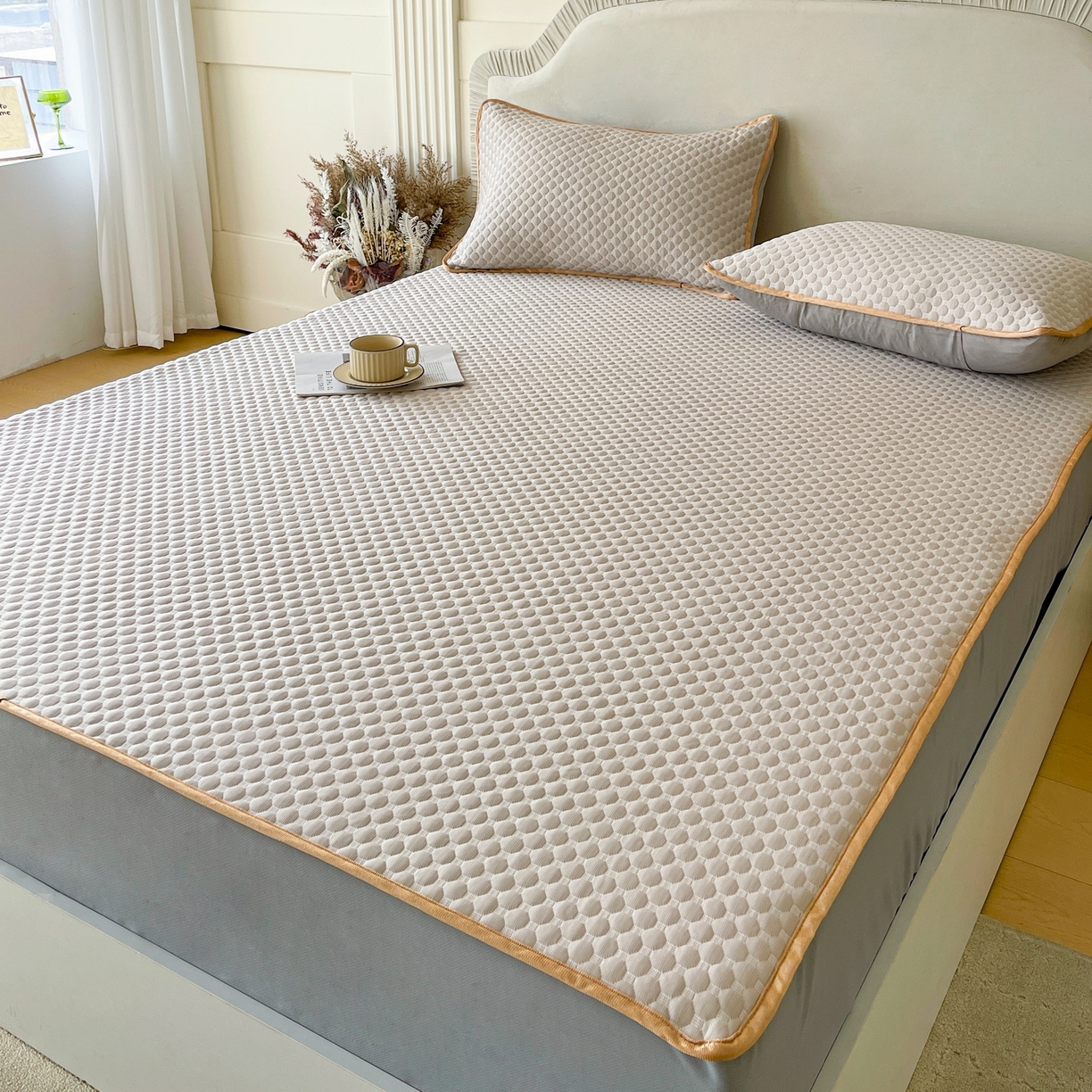 91家纺网 家纺一手货源 找家纺 莱米家纺 2026新款简约纯色凉豆豆软席床笠款凉席 豆豆高级灰