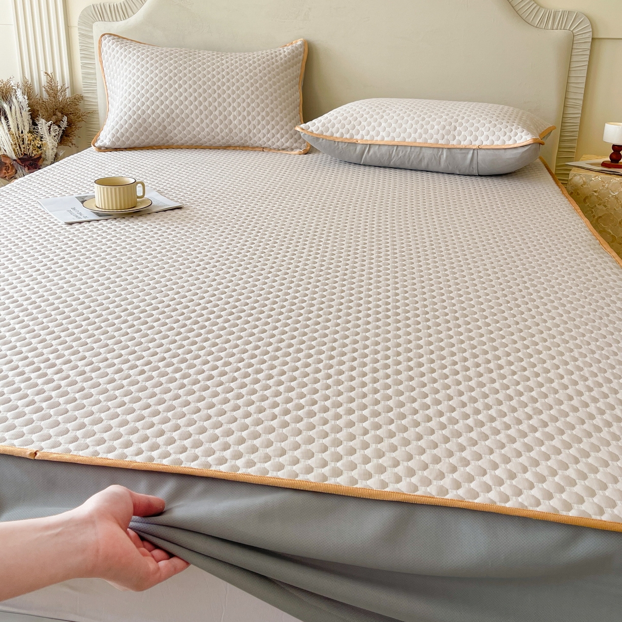 91家纺网 家纺一手货源 找家纺 莱米家纺 2026新款简约纯色凉豆豆软席床笠款凉席 豆豆高级灰