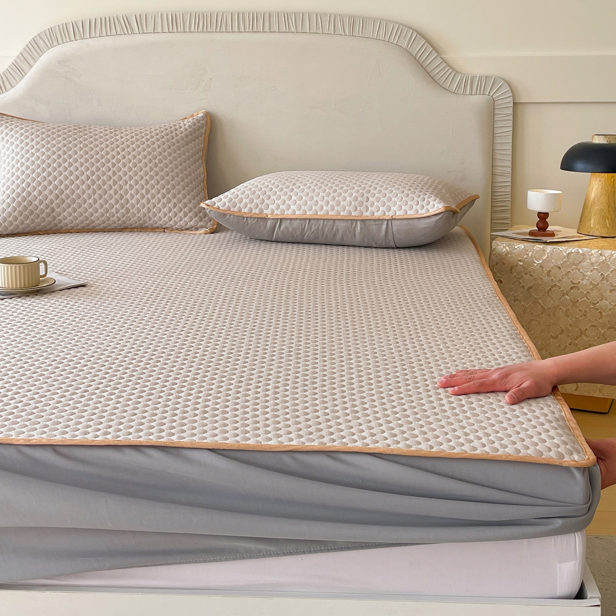 91家纺网 家纺一手货源 找家纺 莱米家纺 2026新款简约纯色凉豆豆软席床笠款凉席 豆豆高级灰