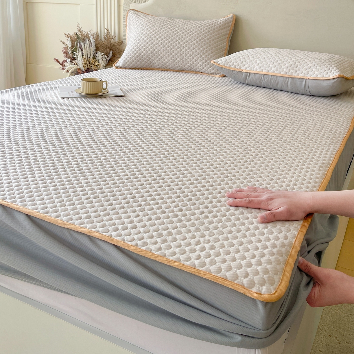 91家纺网 家纺一手货源 找家纺 莱米家纺 2026新款简约纯色凉豆豆软席床笠款凉席 豆豆高级灰