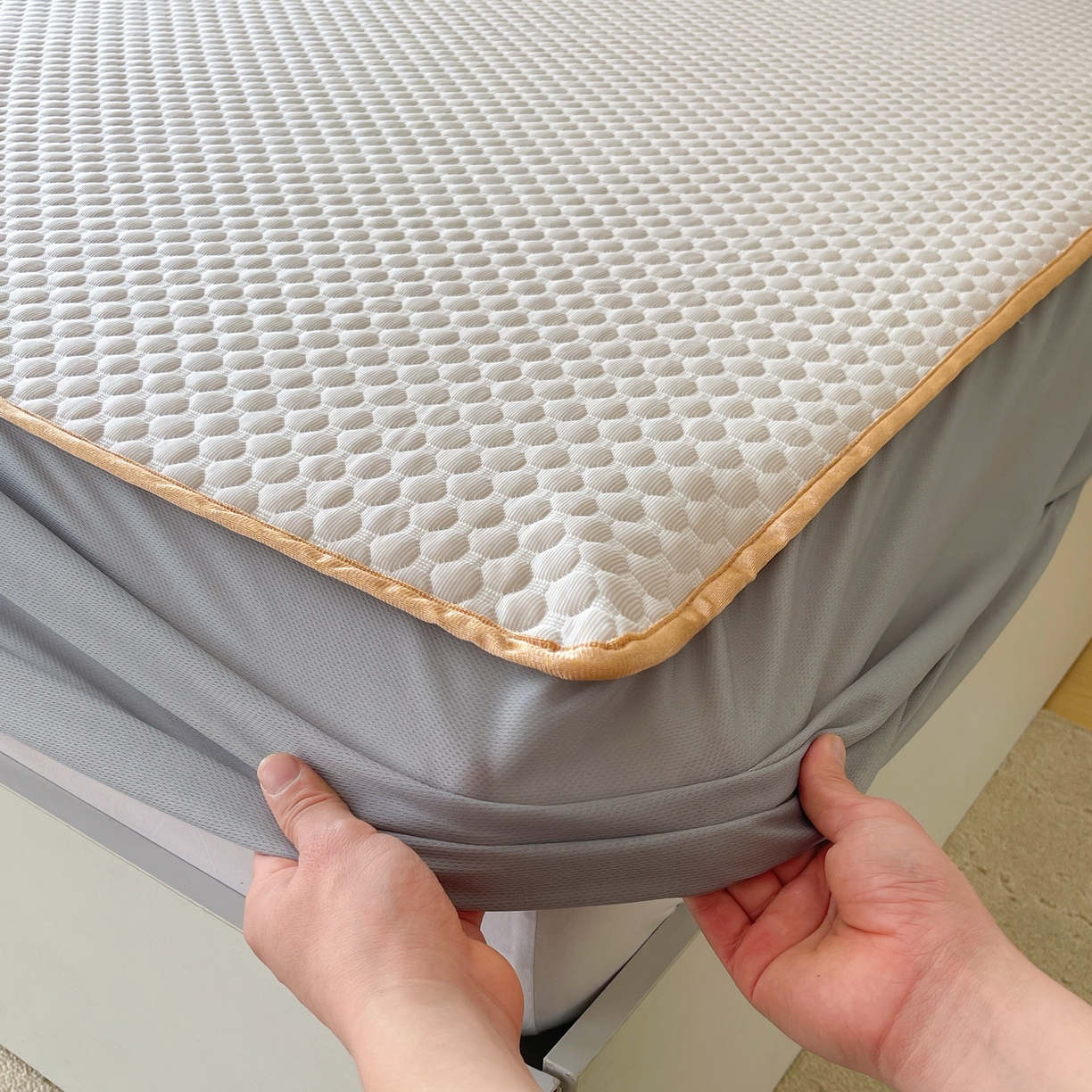 91家纺网 家纺一手货源 找家纺 莱米家纺 2026新款简约纯色凉豆豆软席床笠款凉席 豆豆高级灰