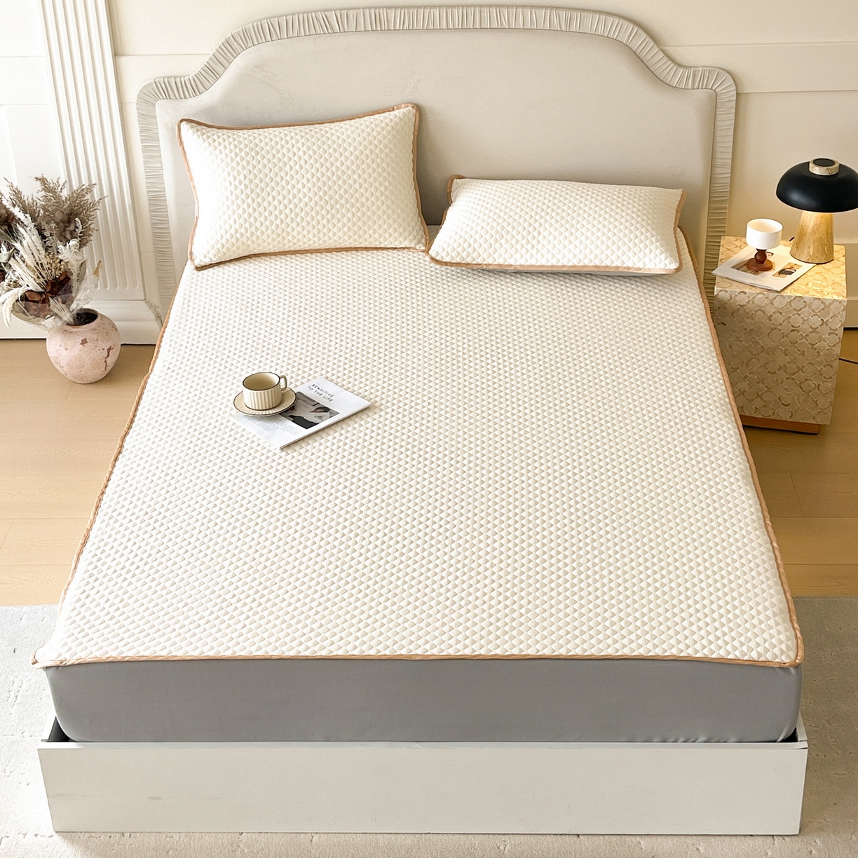 91家纺网 家纺一手货源 找家纺 莱米家纺 2026新款简约纯色凉豆豆软席床笠款凉席 豆豆奶油黄