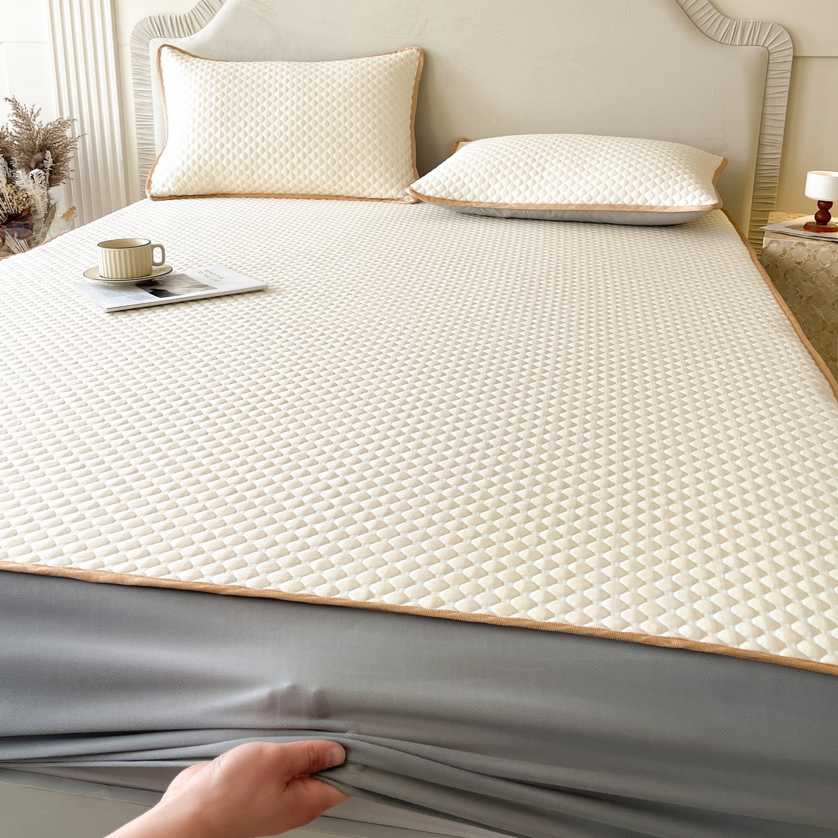 91家纺网 家纺一手货源 找家纺 莱米家纺 2026新款简约纯色凉豆豆软席床笠款凉席 豆豆奶油黄