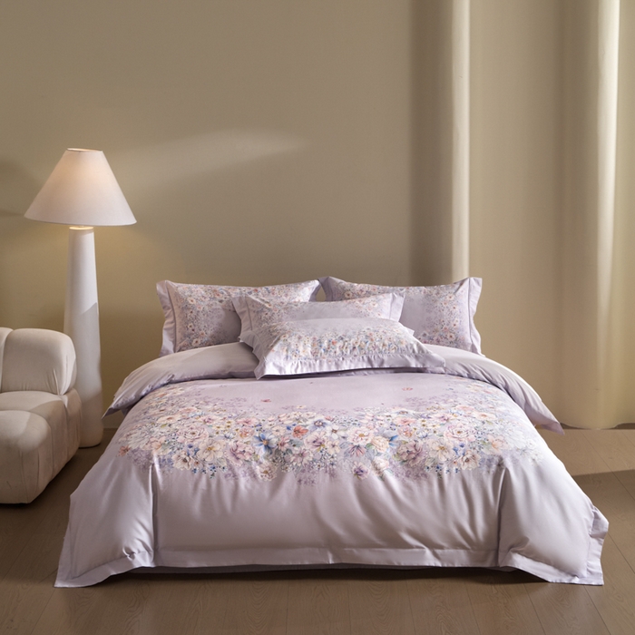 91家纺网 家纺一手货源 找家纺 U品汇 2026新品纯棉全棉平网大版数码印花四件套高端60支长绒棉贡缎埋绳宽边系列 花影轻描（紫）