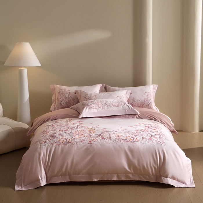 91家纺网 家纺一手货源 找家纺 U品汇 2026新品纯棉全棉平网大版数码印花四件套高端60支长绒棉贡缎埋绳宽边系列 轻烟蝶薇（豆沙粉）