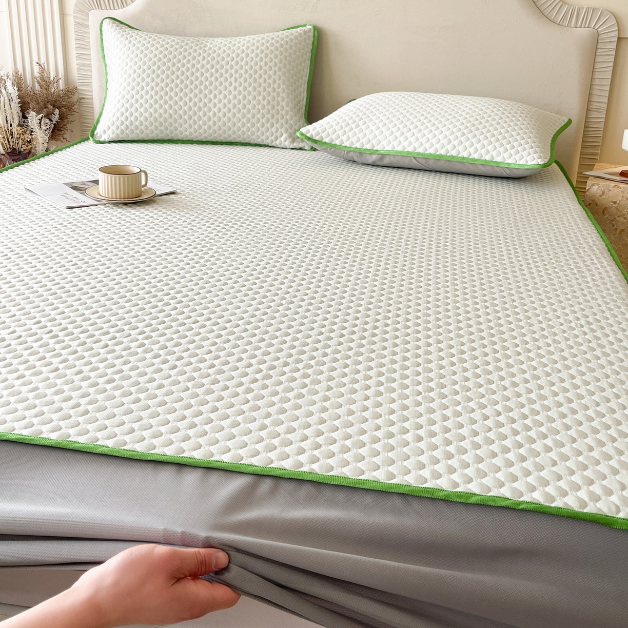 91家纺网 家纺一手货源 找家纺 莱米家纺 2026新款简约纯色凉豆豆软席床笠款凉席 豆豆香草绿