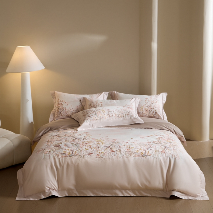 91家纺网 家纺一手货源 找家纺 U品汇 2026新品纯棉全棉平网大版数码印花四件套高端60支长绒棉贡缎埋绳宽边系列 轻烟蝶薇（米）