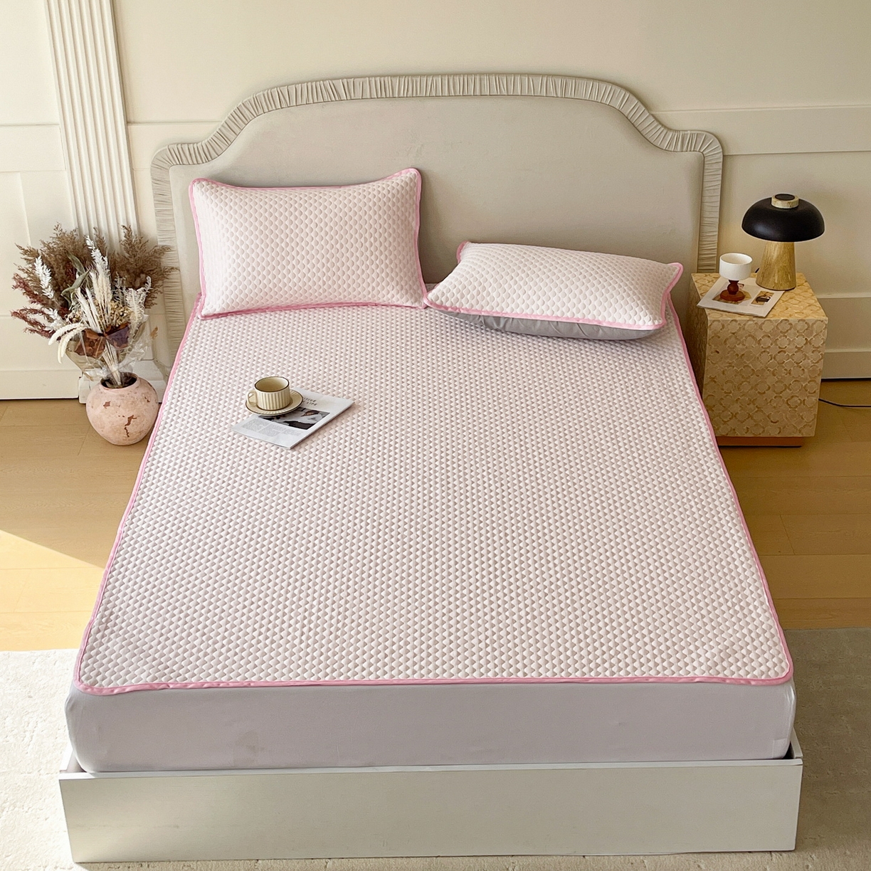 91家纺网 家纺一手货源 找家纺 莱米家纺 2026新款简约纯色凉豆豆床席款凉席 豆豆芭蕾粉