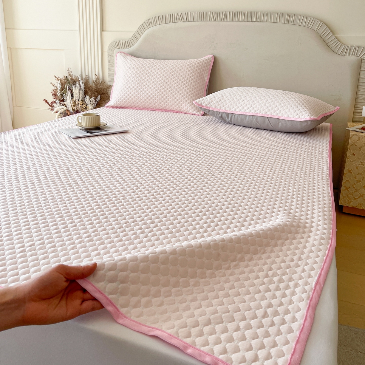 91家纺网 家纺一手货源 找家纺 莱米家纺 2026新款简约纯色凉豆豆床席款凉席 豆豆芭蕾粉