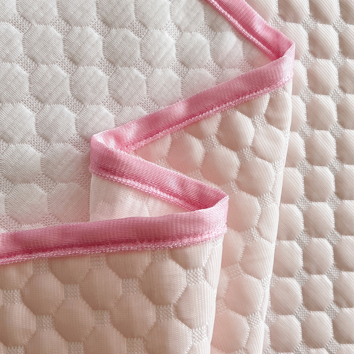 91家纺网 家纺一手货源 找家纺 莱米家纺 2026新款简约纯色凉豆豆床席款凉席 豆豆芭蕾粉