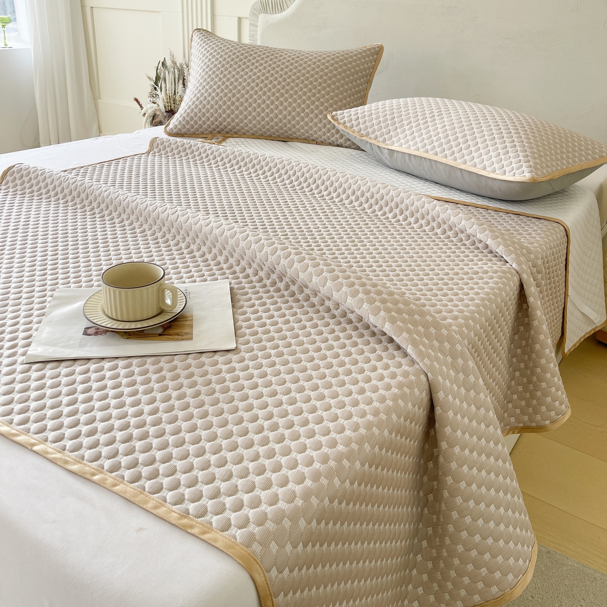 91家纺网 家纺一手货源 找家纺 莱米家纺 2026新款简约纯色凉豆豆床席款凉席 豆豆高级灰