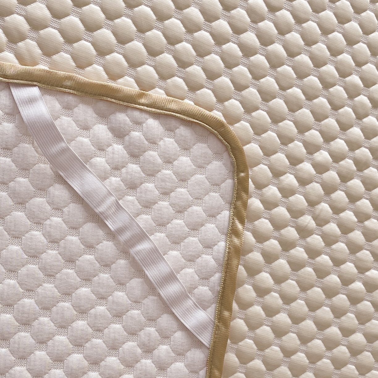 91家纺网 家纺一手货源 找家纺 莱米家纺 2026新款简约纯色凉豆豆床席款凉席 豆豆高级灰