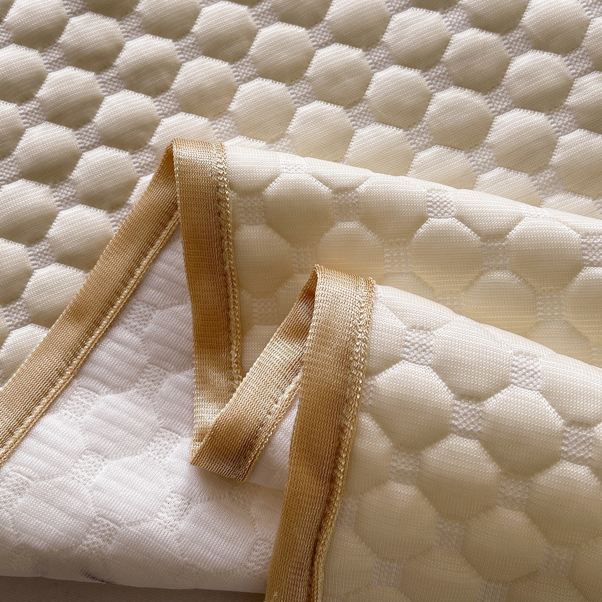 91家纺网 家纺一手货源 找家纺 莱米家纺 2026新款简约纯色凉豆豆床席款凉席 豆豆高级灰