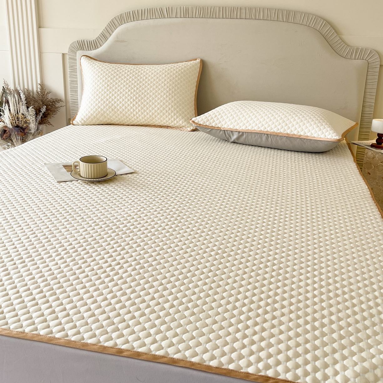 91家纺网 家纺一手货源 找家纺 莱米家纺 2026新款简约纯色凉豆豆床席款凉席 豆豆奶油黄