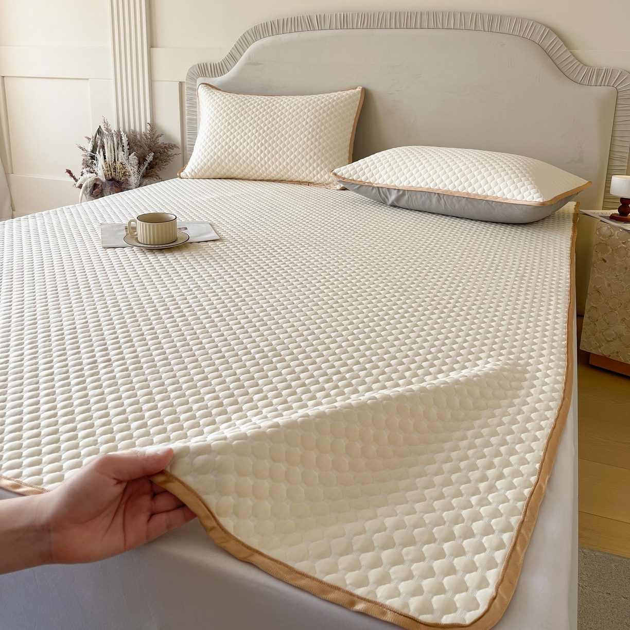 91家纺网 家纺一手货源 找家纺 莱米家纺 2026新款简约纯色凉豆豆床席款凉席 豆豆奶油黄