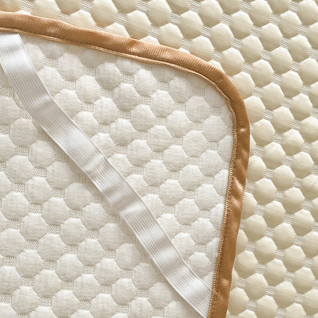 91家纺网 家纺一手货源 找家纺 莱米家纺 2026新款简约纯色凉豆豆床席款凉席 豆豆奶油黄