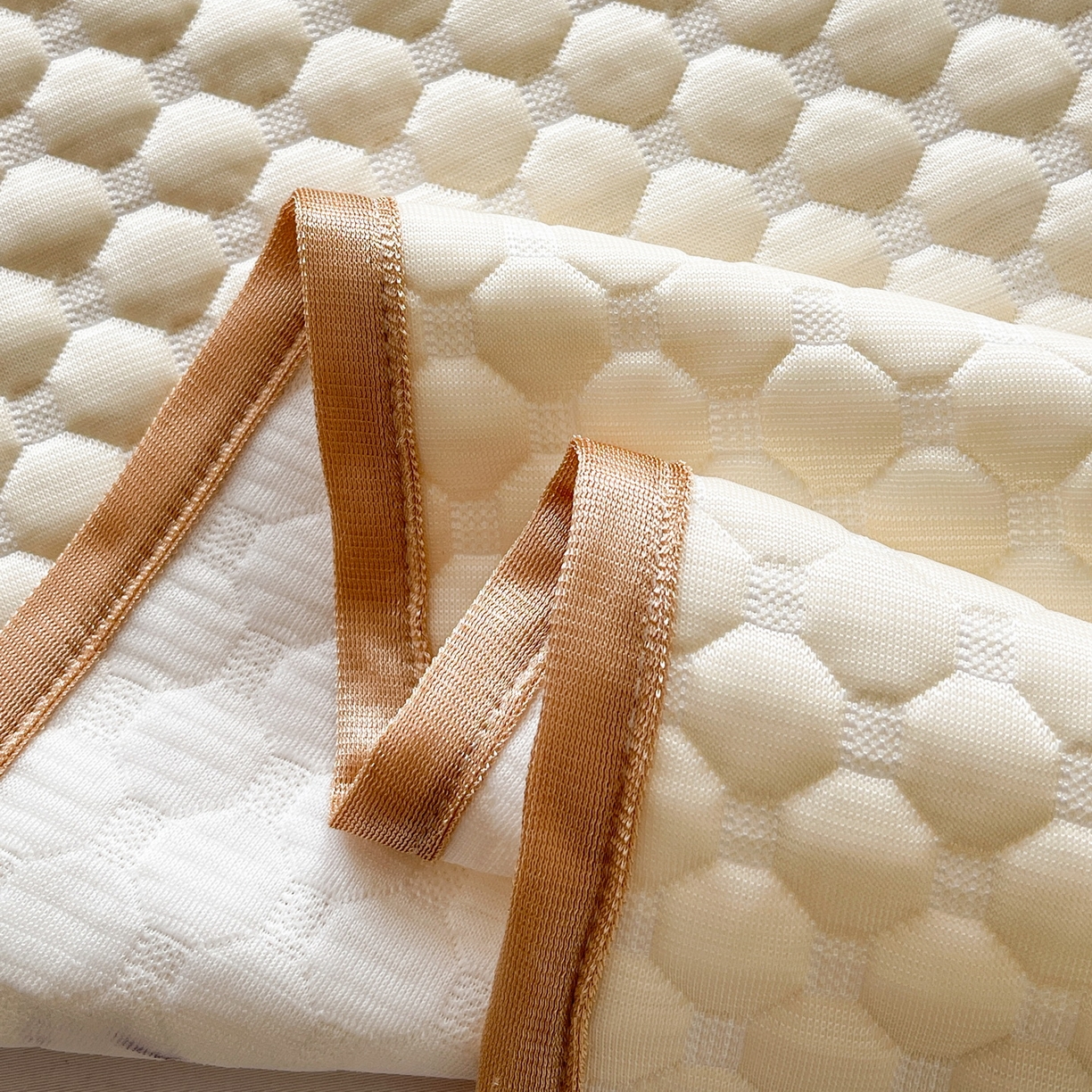 91家纺网 家纺一手货源 找家纺 莱米家纺 2026新款简约纯色凉豆豆床席款凉席 豆豆奶油黄