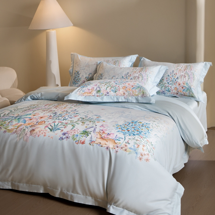 91家纺网 家纺一手货源 找家纺 U品汇 2026新品纯棉全棉平网大版数码印花四件套高端60支长绒棉贡缎埋绳宽边系列 春蔓樱（蓝）